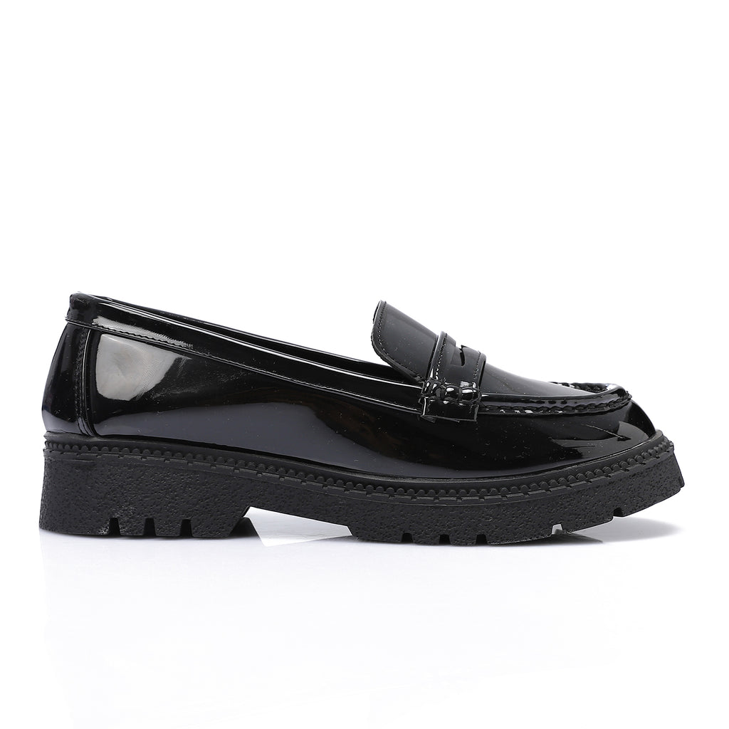 Tassel loafers in shinny black faux leather