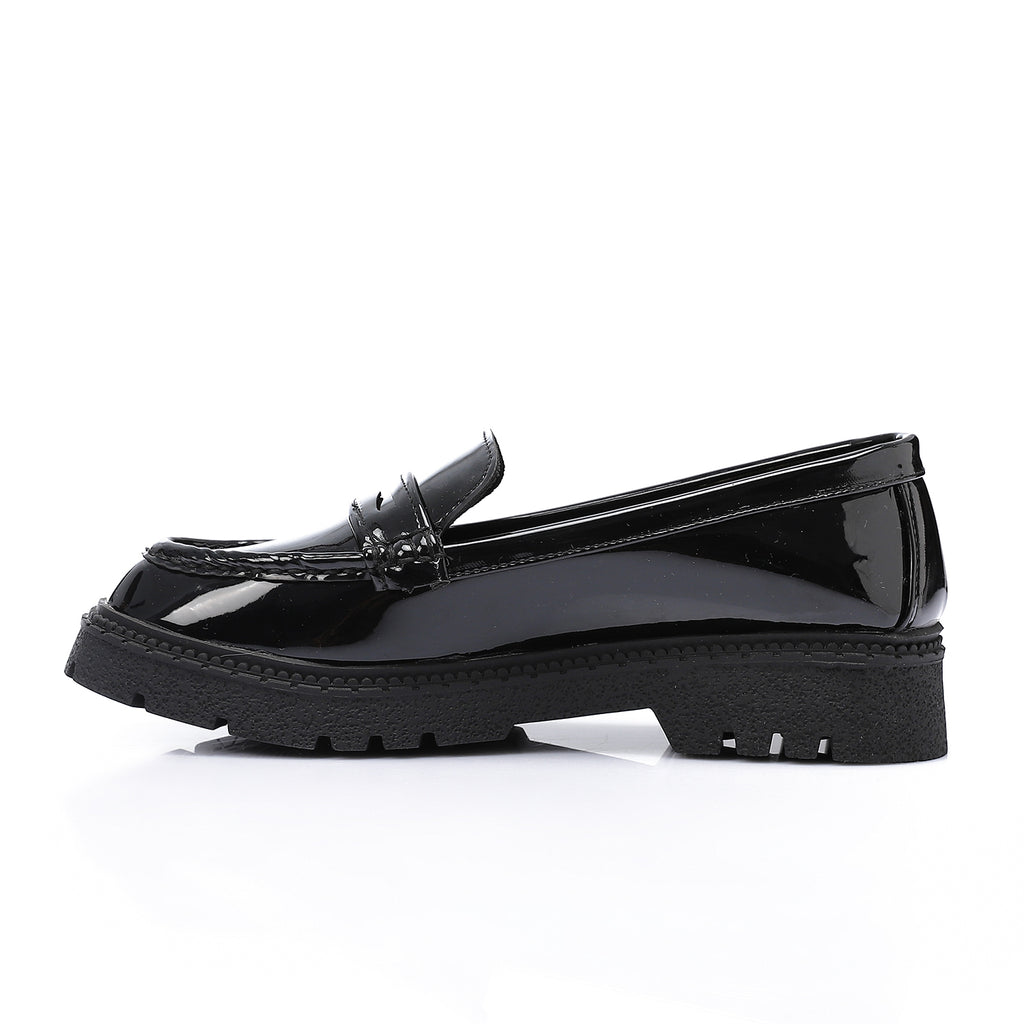 Tassel loafers in shinny black faux leather